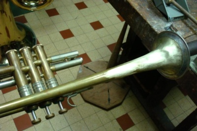 Ophicl�ide_Atelier_r�paration_instruments_�_vent_Mulhouse_D�bosselage